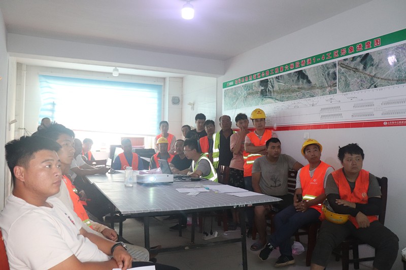 臨臨高速六標(biāo)項(xiàng)目部對(duì)新進(jìn)場(chǎng)人員開展安全教育培訓(xùn)