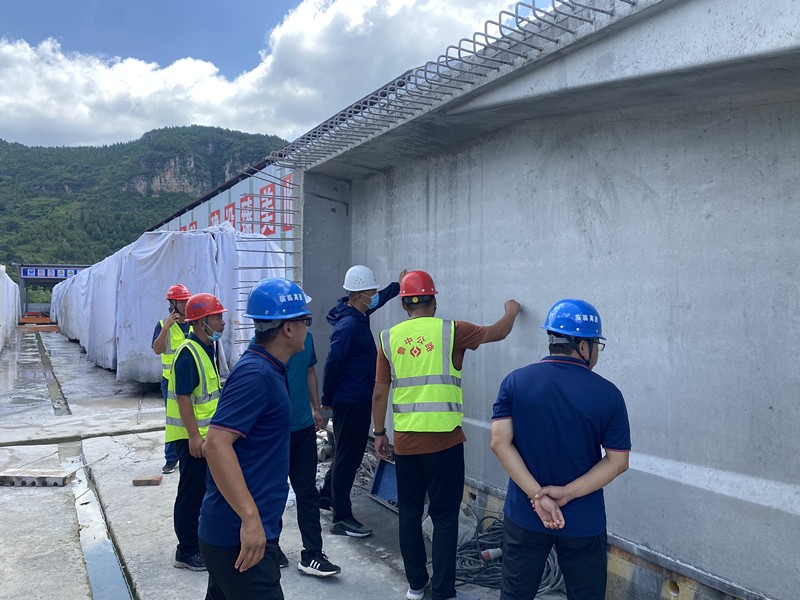臨臨高速項目辦、總監(jiān)辦領(lǐng)導(dǎo)蒞臨 臨臨高速六標現(xiàn)場督促施工 加快工程進度