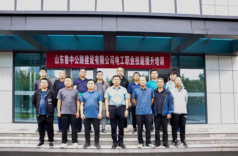 公司開展電工職業(yè)安全技能提升培訓(xùn)