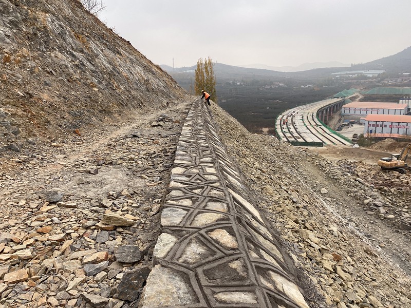 坡頂漿砌片石勾縫，清理_副本