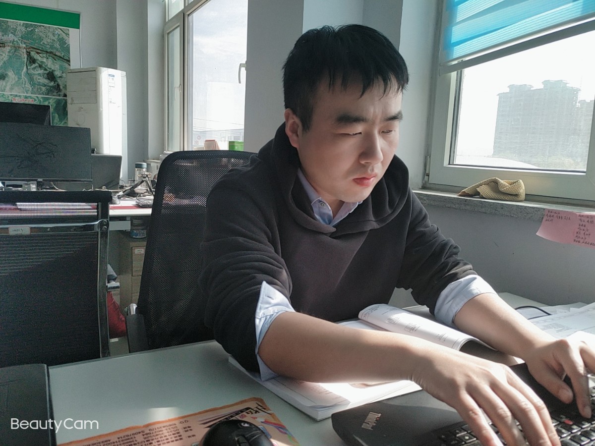 尋找最美公路人：兢兢業(yè)業(yè)、忘我工作的李碰