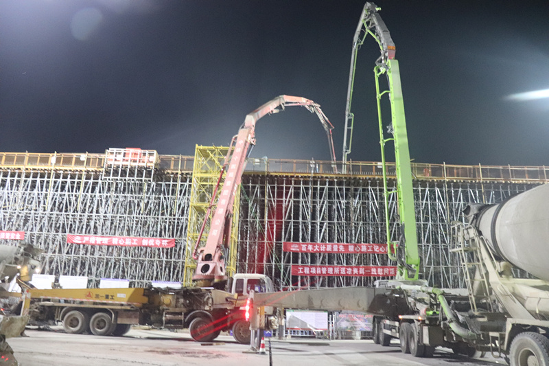 臨臨高速六標(biāo)跨瓦日鐵路轉(zhuǎn)體橋2#墩1號(hào)塊順利澆筑完成