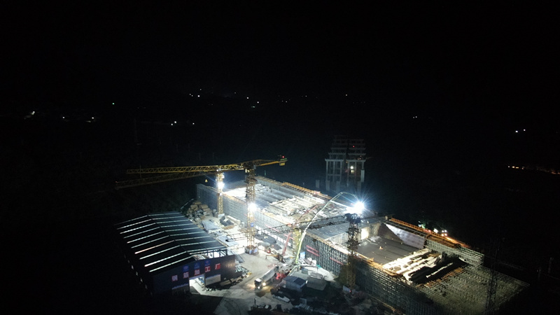 一夜的堅守——記跨瓦日鐵路轉(zhuǎn)體橋2#墩1號塊值班