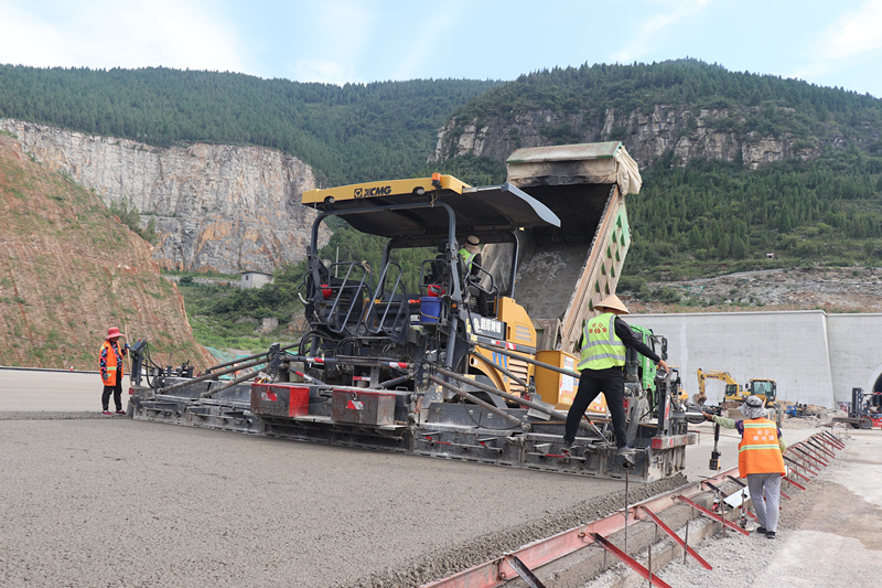 臨臨高速六標(biāo)路面施工如火如荼