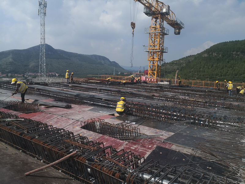 臨臨高速六標(biāo)跨瓦日鐵路轉(zhuǎn)體橋2#墩大里程2號(hào)塊砼澆筑完成！
