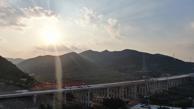 臨臨高速六標中莊大橋小箱梁架設(shè)任務(wù)順利完成