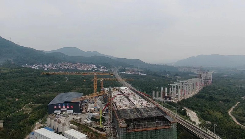 臨臨項(xiàng)目瓦日鐵路轉(zhuǎn)體橋全力“加速跑”