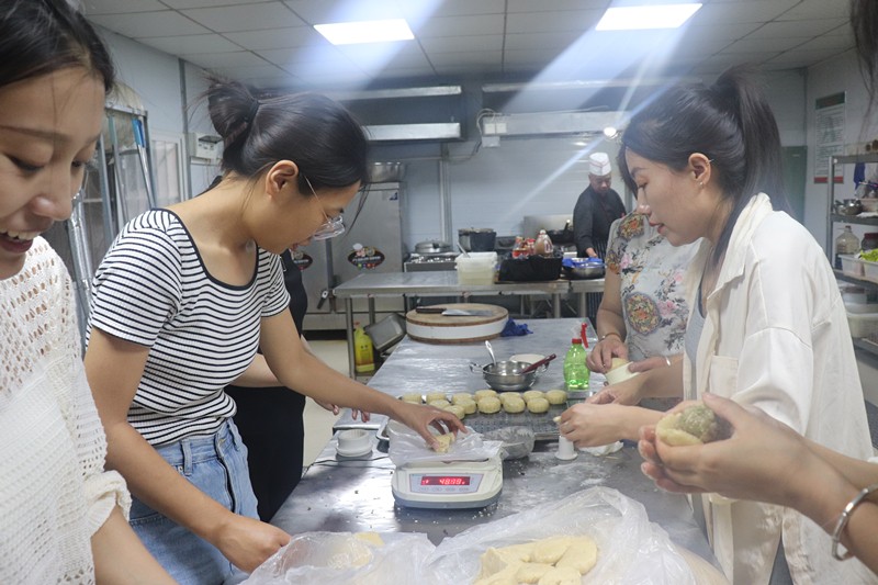 臨臨高速六標舉行“月圓中秋·情暖職工”手工制作月餅活動