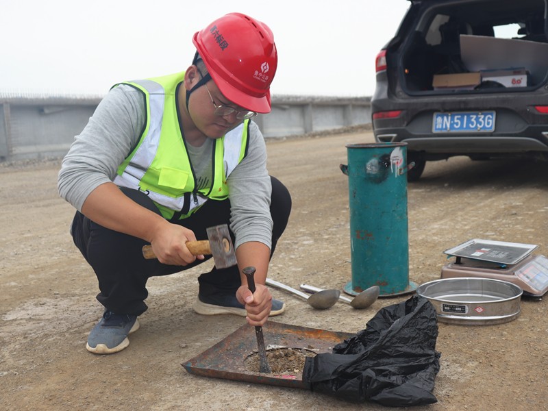 5、路基分部劉曉朋正在對路基做壓實度檢測試驗_副本