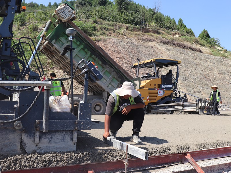 1、基層施工隊長劉偉琪量線高復(fù)核攤鋪質(zhì)量_副本