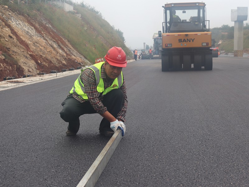6、油層施工員焦延峰隨時檢查、處理壓實平整度_副本