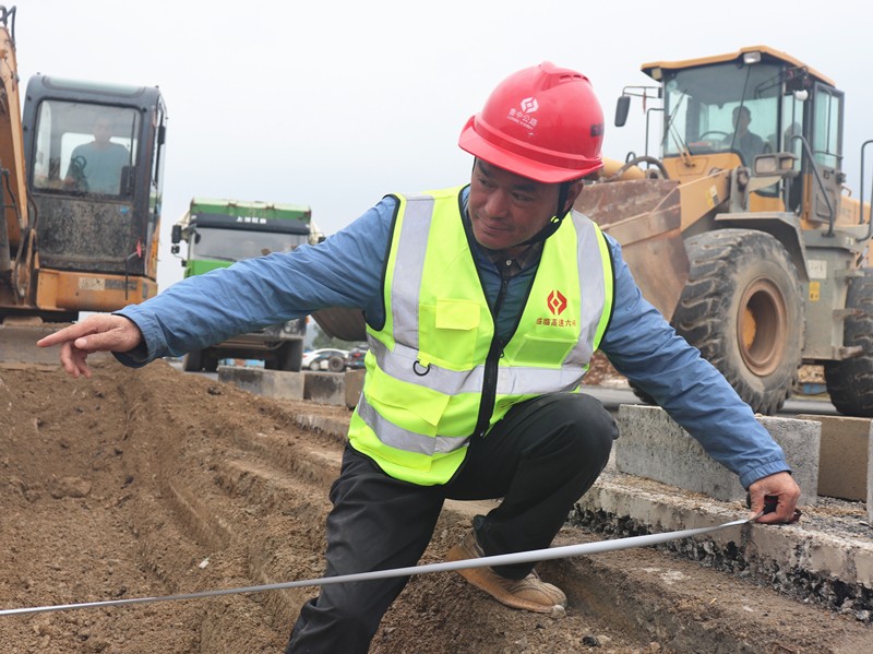 7、路面分部副經(jīng)理馮世棟正在指揮清理中分帶雜物及復(fù)核寬度_副本