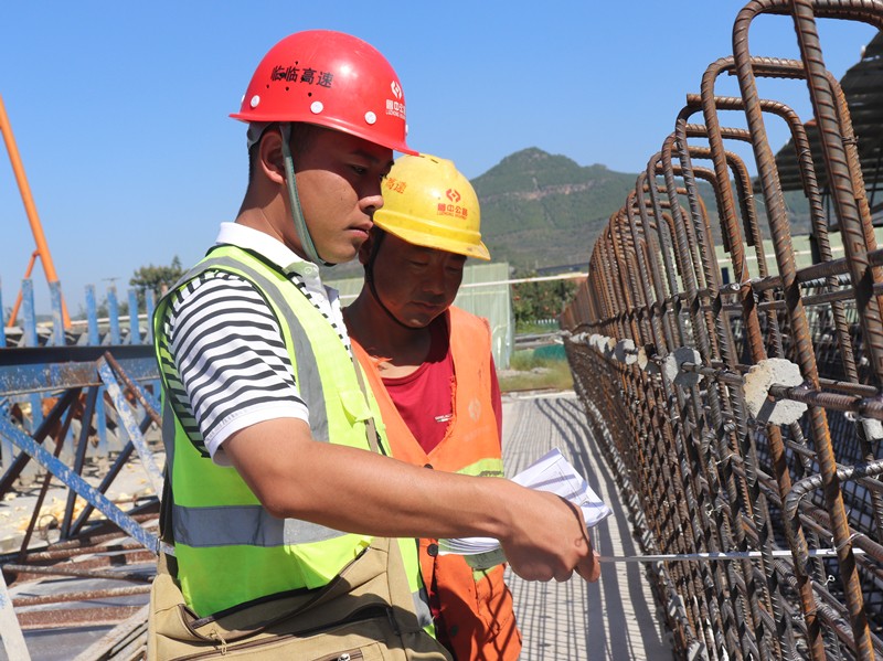 3、技術(shù)員孫鳳斌在中莊梁場與工人做技術(shù)檢查、交底_副本
