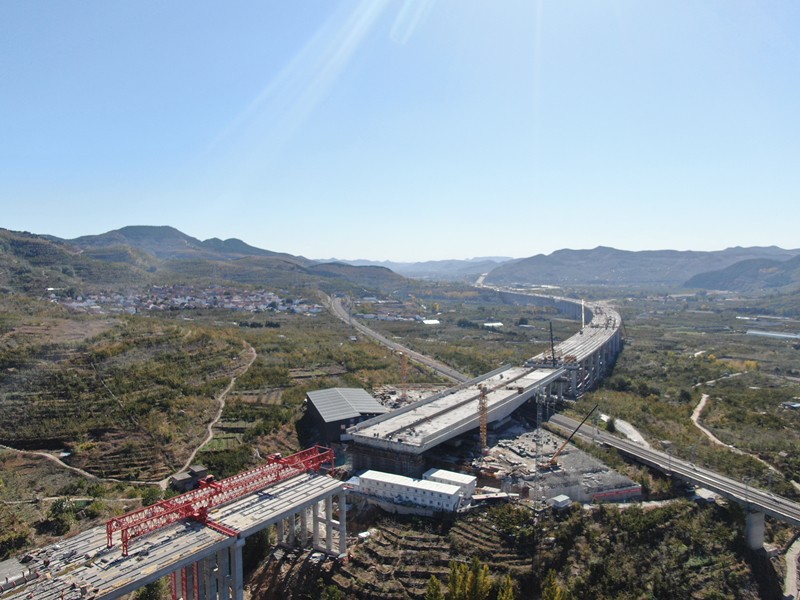 臨臨高速六標瓦日鐵路公鐵立交梁板架設(shè)新進展