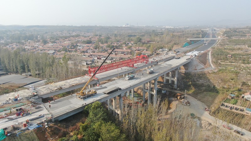 臨臨高速六標Y021分離立交梁板架設(shè)任務(wù)圓滿完成