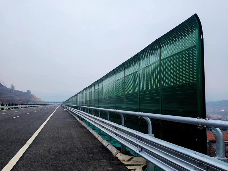 臨臨高速六標交安、綠化和附屬防護工程施工掀起大干熱潮