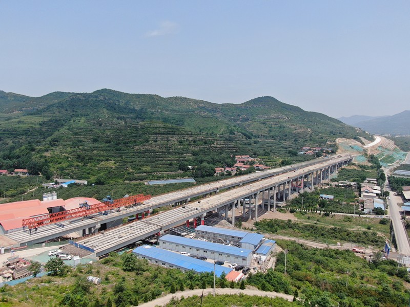 6-1、6月5日臨臨高速六標(biāo)韓莊大橋預(yù)制T梁順利架設(shè)完畢_副本