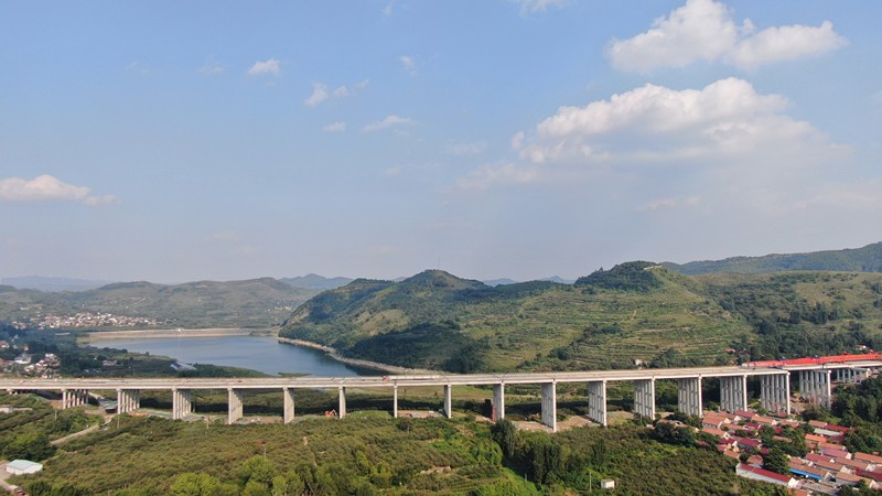 9-1、9月7日臨臨高速項(xiàng)目翟家莊大橋T梁順利架設(shè)完畢_副本