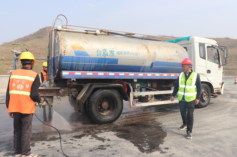 路面防污染專員孟慶濤指導(dǎo)工人對(duì)上路車輛輪胎沖洗要求_副本