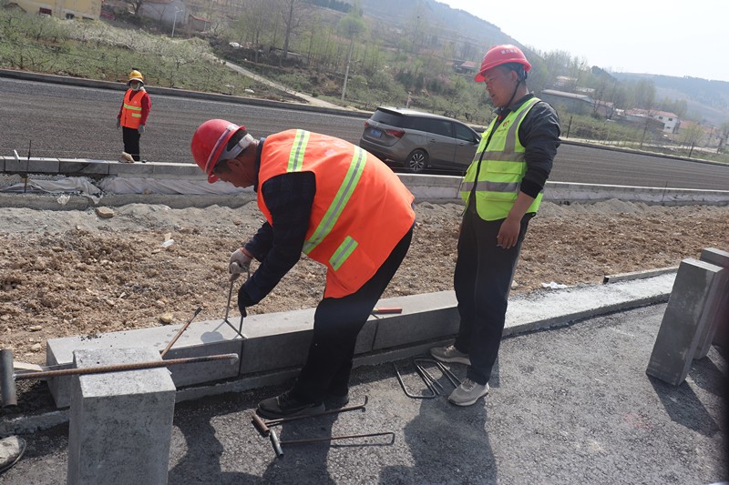 施工員代衛(wèi)指導(dǎo)工人使用工具控制路緣石縫寬_副本