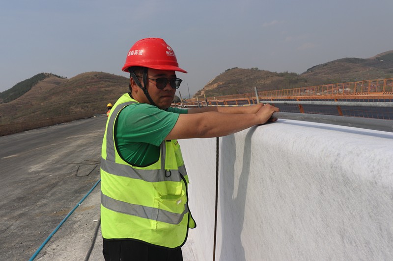 施工員賈真檢查養(yǎng)護(hù)管道_副本