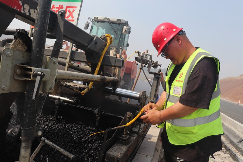 油層施工隊(duì)長朱紹濤聚精會(huì)神的工作中1_副本