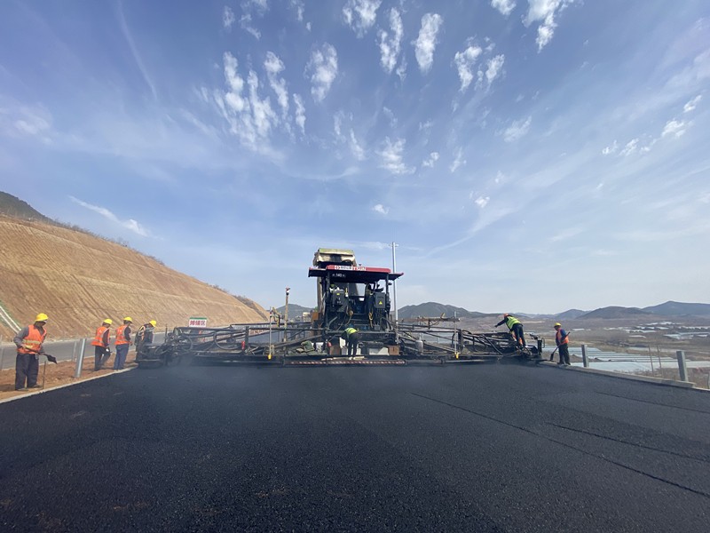 臨臨高速六標段右幅柔性基層、下面層全線貫通