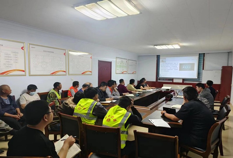 路源新材料參加規(guī)范晨會制度學習