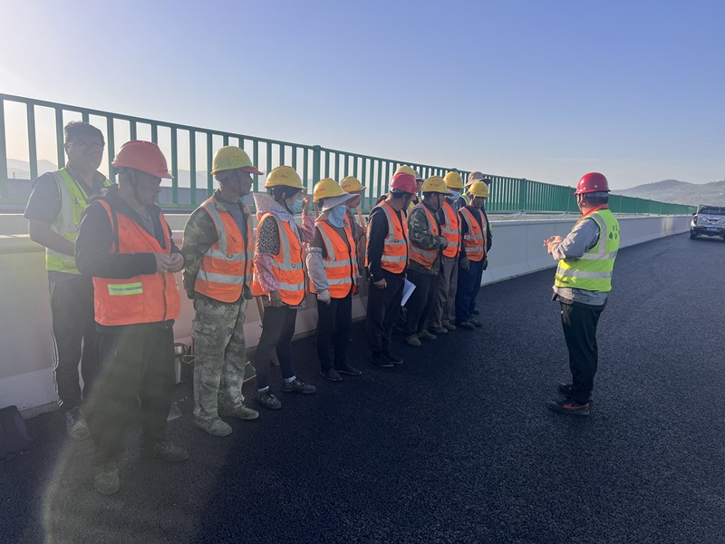 臨臨高速韓莊橋-中莊橋右幅路段上面層瀝青攤鋪全面展開(kāi)