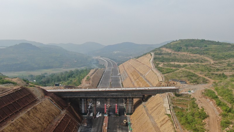 臨臨高速六標(biāo)K116+300.463天橋現(xiàn)澆箱梁澆筑完畢