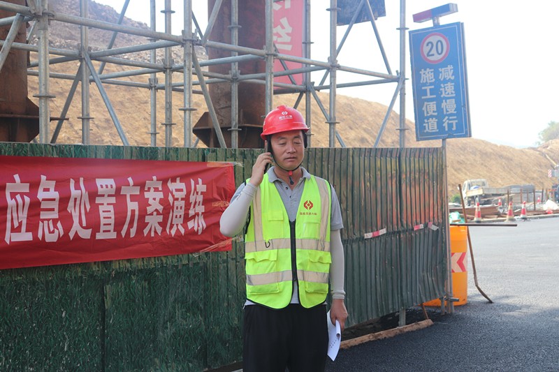 領(lǐng)導(dǎo)接到電話后啟動(dòng)應(yīng)急預(yù)案_副本