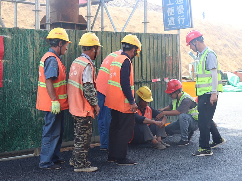 救援 人員趕赴現(xiàn)場進(jìn)行救援_副本