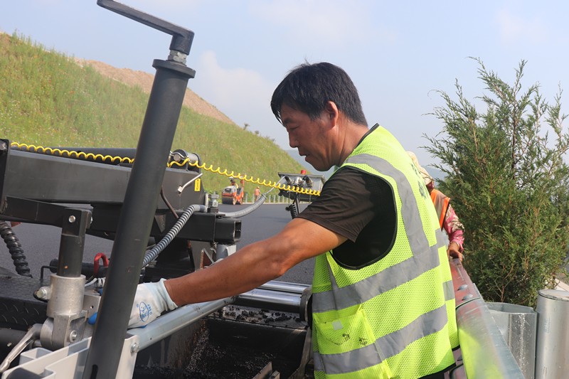 攤鋪機操作路光會_副本