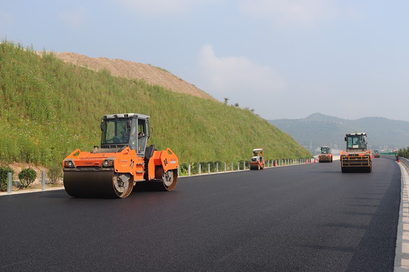 雙鋼輪壓路機韓緒強、陳勇、焦乾坤、閆程記_副本