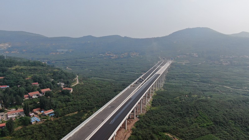 臨臨項(xiàng)目馬莊河大橋防撞護(hù)欄順利完成