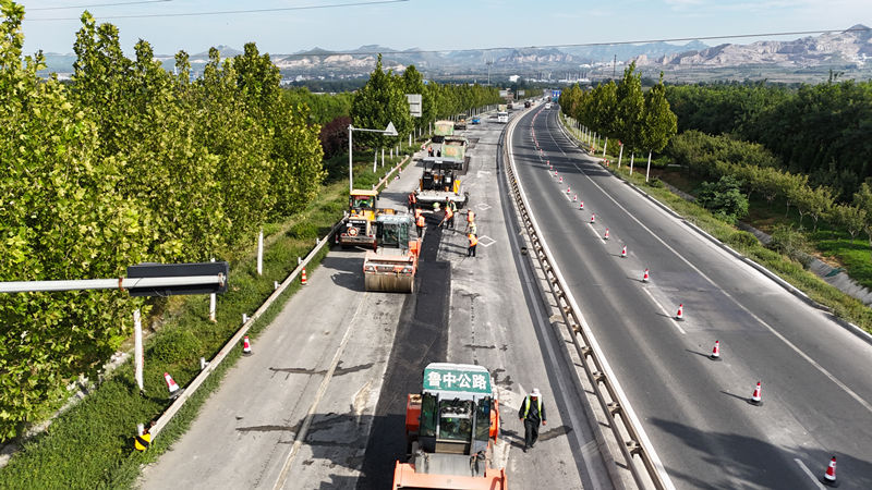 油層攤鋪現(xiàn)場3_副本 油層攤鋪現(xiàn)場3_副本