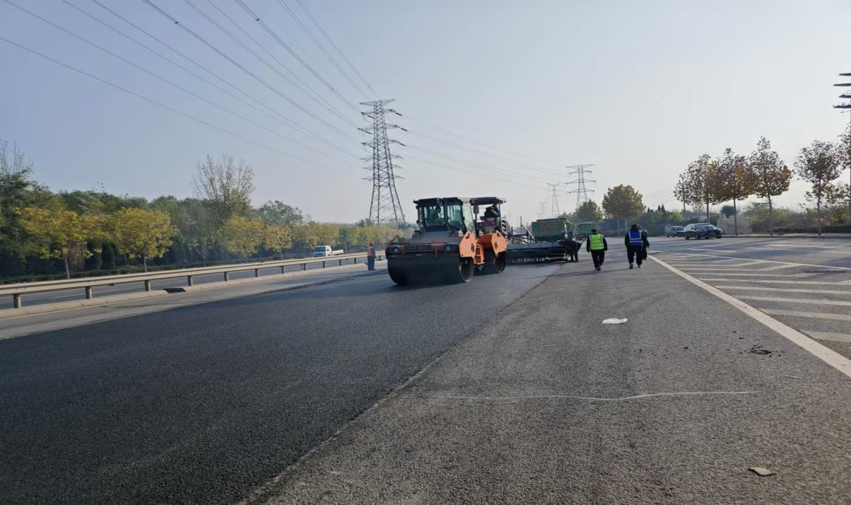 霜寒無阻，鋪筑暢途