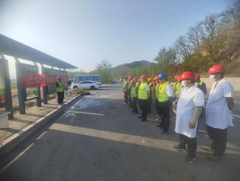 【一提三?！縎232張魯線項(xiàng)目部開展交通事故應(yīng)急演練