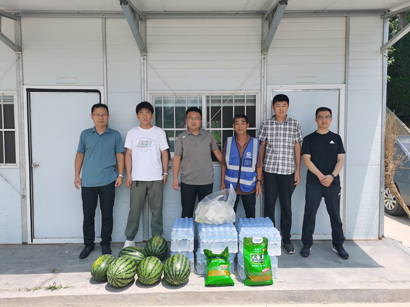 夏季送清涼、慰問暖人心---公司領(lǐng)導(dǎo)慰問煙臺快速路一線職工