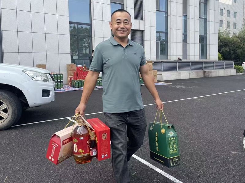 月滿情濃暖人心——公司發(fā)放中秋福利致敬每一位奮斗者