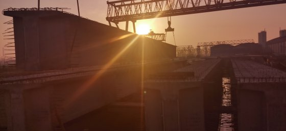 第二工程公司G2項目晝夜奮戰(zhàn)，膠新鐵路橋順利架通