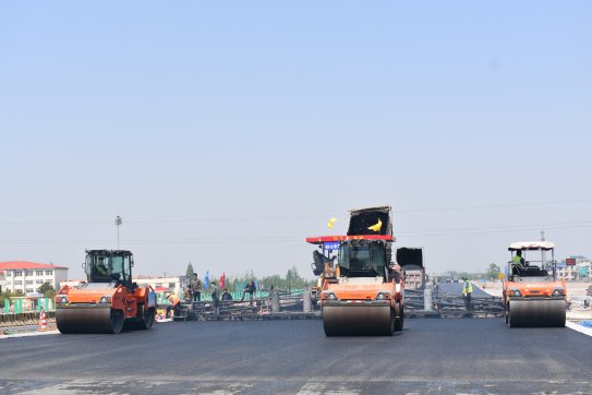 第二工程公司G2項目瀝青上面層試驗路攤鋪成功