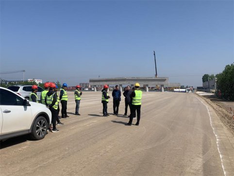 五一我在崗、慰問(wèn)暖人心——公司領(lǐng)導(dǎo)慰問(wèn)一線施工人員