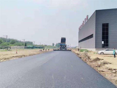 第二工程公司李莊項目劉楊路全線瀝青攤鋪順利完成