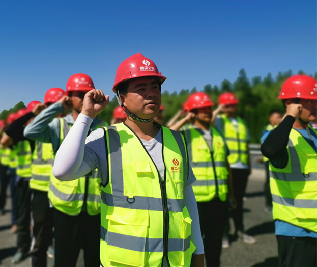 【抓作風(fēng) 創(chuàng)效益】公司在G205中修項(xiàng)目施工現(xiàn)場(chǎng)組織開展“安全生產(chǎn)月”啟動(dòng)儀式