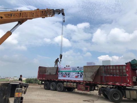 第二工程公司第一項(xiàng)目部壽平鐵路公鐵立交橋橋面鋪裝作業(yè)正式拉開(kāi)序幕