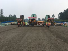 淄河大道西延工程一標段召開水泥穩(wěn)定碎石底基層施工現(xiàn)場安全技術(shù)交底會