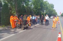 烈日炎炎正當(dāng)時　路面小修施工忙