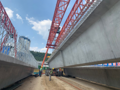董梁公路新寧段首片箱梁架設成功