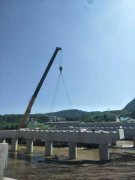 博山區(qū)北山路孝婦河橋第一片預應力空心板梁成功架設